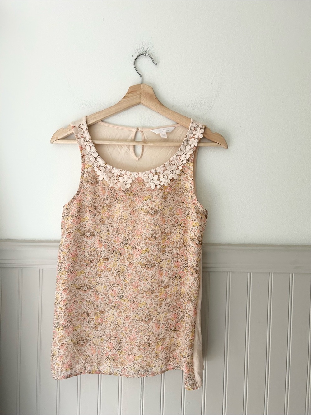 LC Lauren Conrad XS Cream Floral Sleeveless Tank Top Lace Trim Blouse